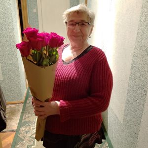 7 красных роз с конфетами