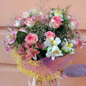 букет на день рождения в Сумах розы и альстромерии фото