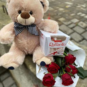 мишка с розами и конфетами фото