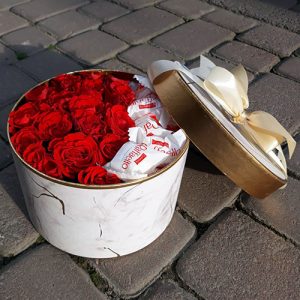 raffaello и розы в коробке фото