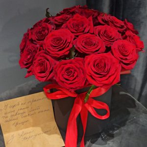 21 красная роза в коробке в Сумах фото