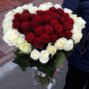 букет в форме сердца из 51 розы в Сумах фото