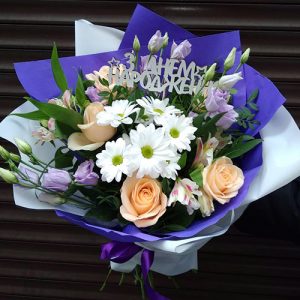 букет с розами, хризантемами и эустомами на день рождения в Сумах фото
