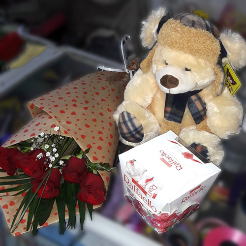 букет роз, мишка и конфеты фото