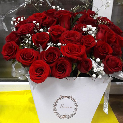 роза с гипсофилой в коробке фото