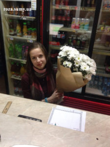 букет белых ромашковых хризантем фото