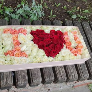 большой букет роз в коробке с надписью фото