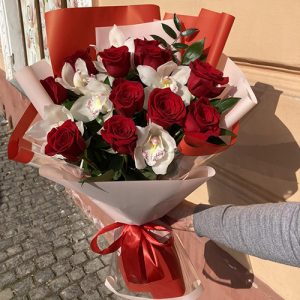 Букет Озорная кокетка розы и орхидеи