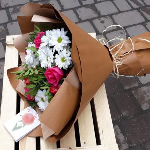 букет из ромашковых хризантем и роз в Сумах фото