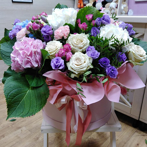 большая и яркая коробка цветов с бантиком для любимой