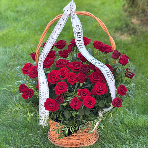 фото похоронной корзины с живыми красными розами в Сумах