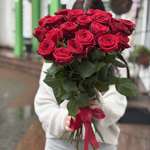 букет из 21 алой розы фото