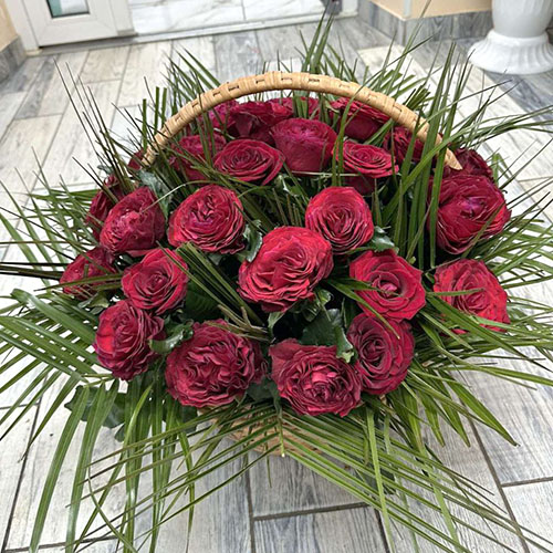 фото траурного кошика з трояндами в Сумах