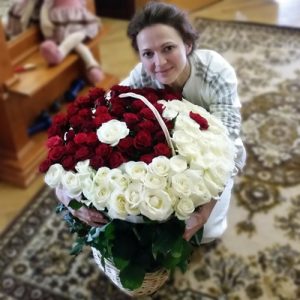 Букет роз Инь-Ян в корзине фото