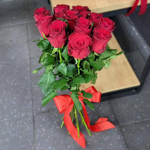 букет из 11 красных роз с лентой фото