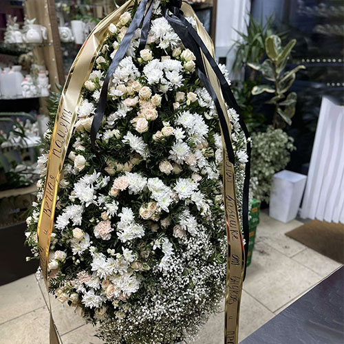похоронний вінок із трояндами, хризантемами, гвоздиками і гіпсофілою фото