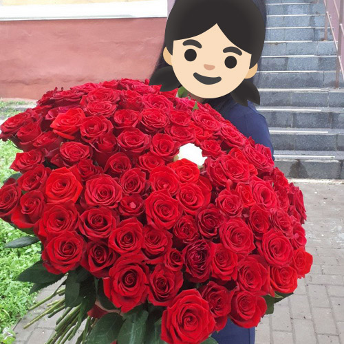 фото букета 101 красная роза в руках получательницы