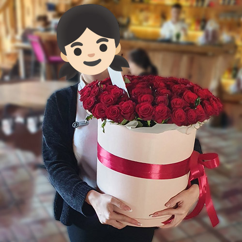фото букета 101 роза в коробке в руках получательницы