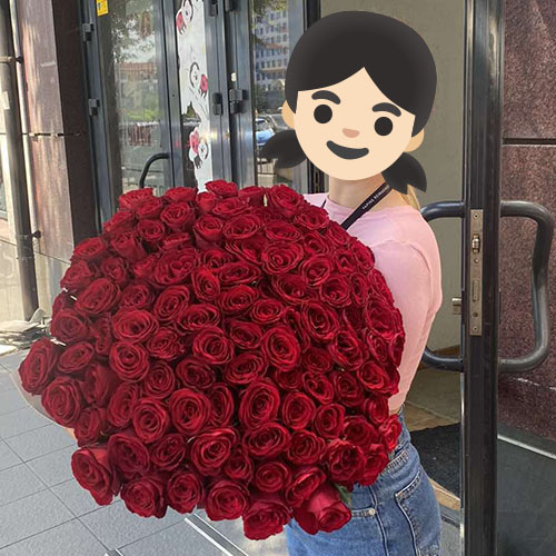 фото букета 101 красная роза в руках получательницы