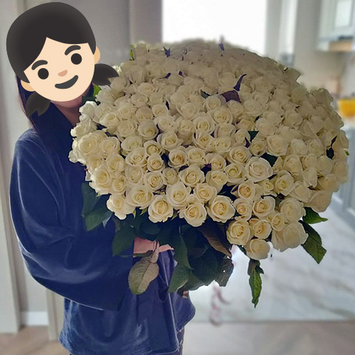 фото букета 201 белая роза в руках получательницы