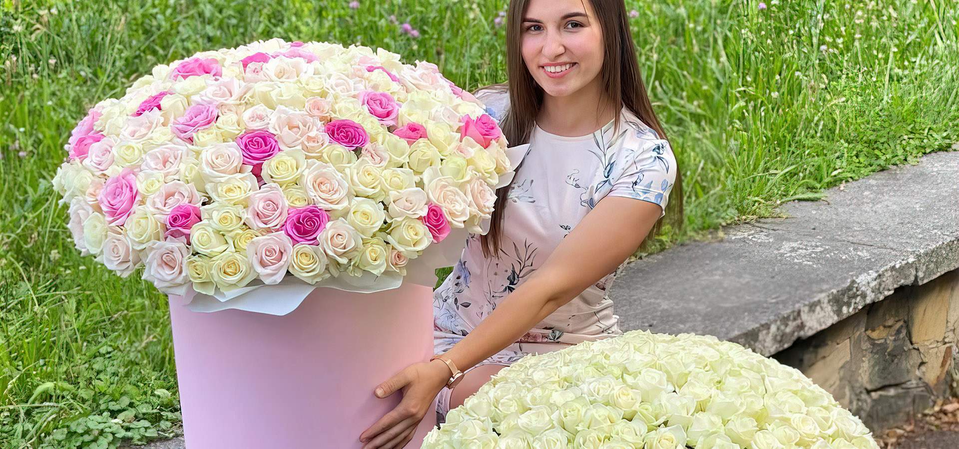 девушка в большим букетом роз